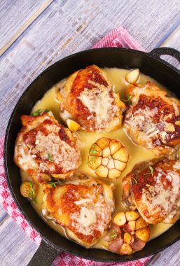 Parmesan peynirli tavuk uyluk ve ve kekik