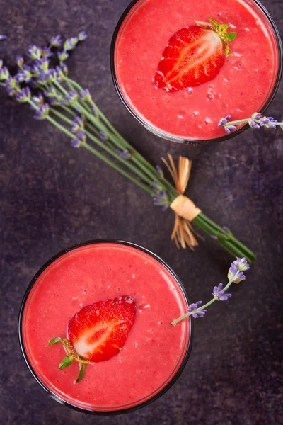 Çilekli milkshake. Berry güler yüzlü