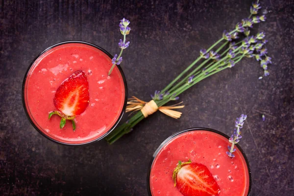 Çilekli milkshake. Berry güler yüzlü