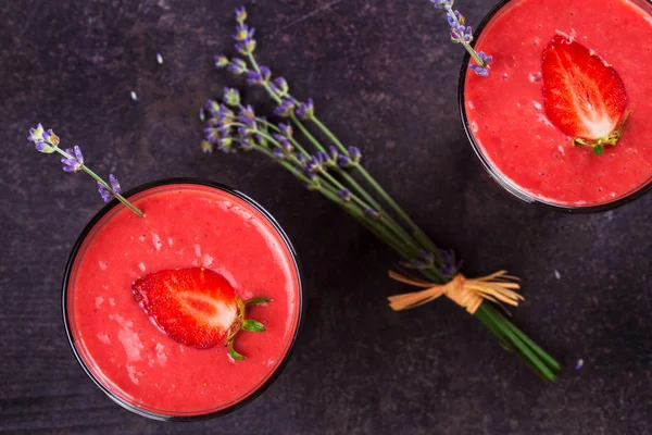 Çilekli milkshake. Berry güler yüzlü