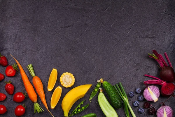 Renkli sebze, meyve ve çilek - sağlıklı gıda, diyet, Detoks, temiz yemek veya vejetaryen kavramı.