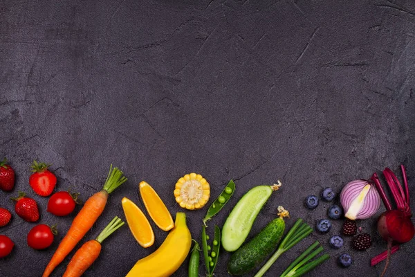 五颜六色的蔬菜、 水果和浆果-健康的食物，饮食，排毒，清洁吃或素食概念. — 图库照片