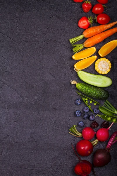 五颜六色的蔬菜、 水果和浆果-健康的食物，饮食，排毒，清洁吃或素食概念. — 图库照片