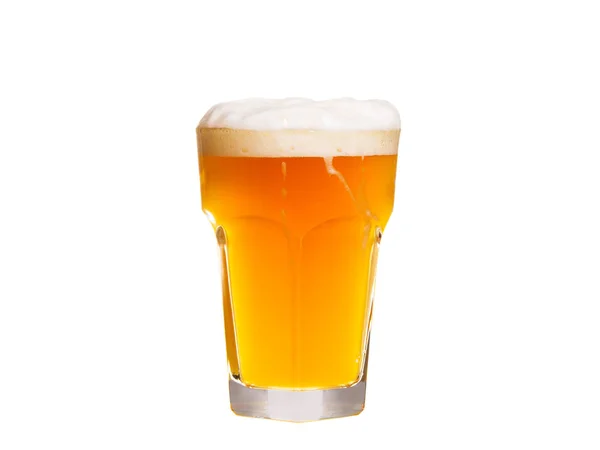 Ποτήρι μπύρας που απομονώνονται σε λευκό φόντο. Ale. — Φωτογραφία Αρχείου