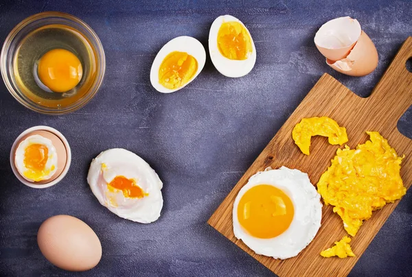 Diferentes formas de cocinar los huevos: revueltos, tortilla, cocidos, crudos y escalfados — Foto de Stock