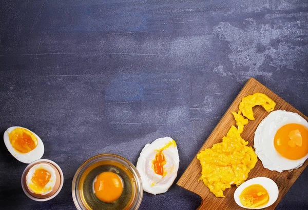 Різні способи приготування яєць: підсмажені, омлет, варені, сирі та пашотні — стокове фото