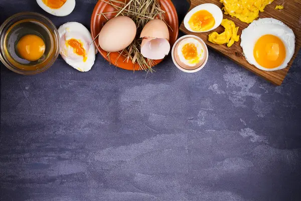 Diferentes formas de cocinar los huevos: revueltos, tortilla, cocidos, crudos y escalfados — Foto de Stock