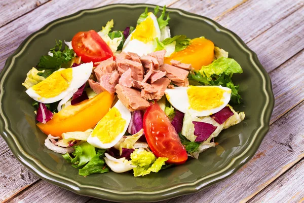 Салат из тунца. Рыба, яйца и овощной салат — стоковое фото