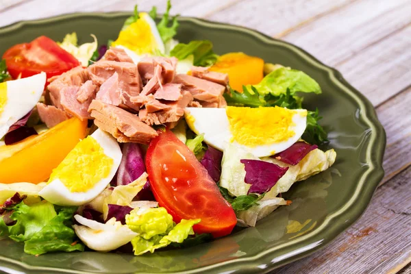 Ton balığı salatası. Balık, yumurta ve sebze salatası