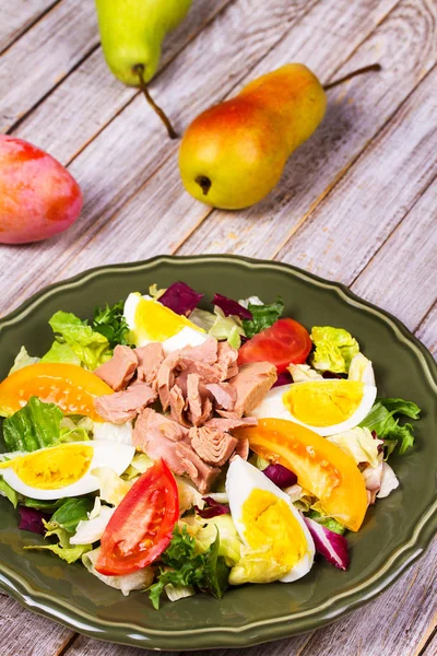 Ensalada de atún. Ensalada de pescado, huevos y verduras — Foto de Stock