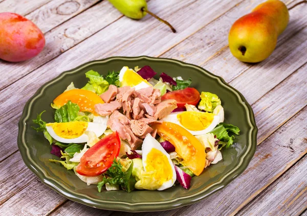 Ensalada de atún. Ensalada de pescado, huevos y verduras — Foto de Stock