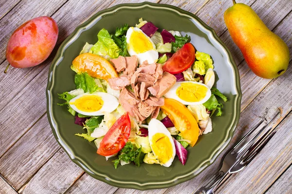 Ensalada de atún. Ensalada de pescado, huevos y verduras — Foto de Stock