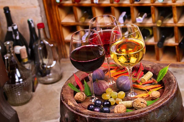赤、ローズ、白ワインはワインセラーでブドウのメガネ。食べ物や飲み物のコンセプト — ストック写真
