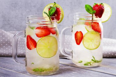 Çilek mojito. Meyve Detoks ve infüzyon aromalı su berry