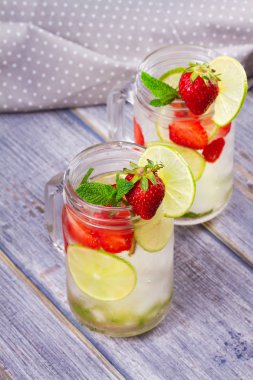 Çilek mojito. Meyve Detoks ve infüzyon aromalı su berry