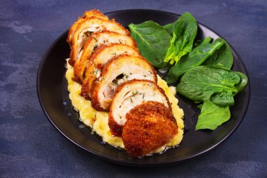 Tavuk Kiev ıspanaklı patates püresi üzerinde