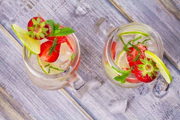 Mojito de fresa. Agua aromatizada con infusión de frutas y bayas de desintoxicación — Foto de Stock