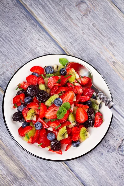 Ensalada de fresa, mora, arándanos y kiwi, decorada con menta —  Fotos de Stock