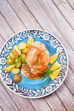 Tavşan patates ve limon tarhun ile süslenmiş krem sos ile