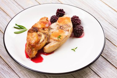 Tavşan, biberiye ve kekik ile böğürtlen soslu