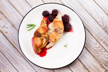 Tavşan, biberiye ve kekik ile böğürtlen soslu