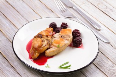 Tavşan, biberiye ve kekik ile böğürtlen soslu