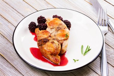 Tavşan, biberiye ve kekik ile böğürtlen soslu