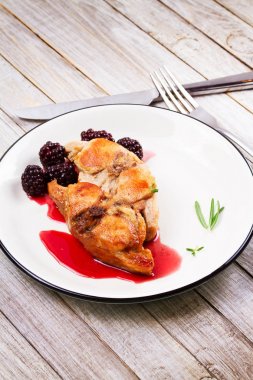 Tavşan, biberiye ve kekik ile böğürtlen soslu