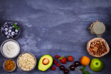 Kase yoğurt ve yulaf gevreği, meyve, bal ve yaz meyveleri. Yukarıdan görünüm, meyve arka plan görüntüsünü en iyi stüdyo