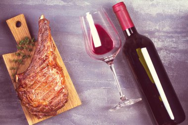 Kadeh kırmızı şarap ve kaburga sığır eti