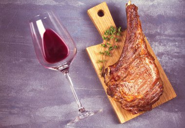 Kadeh kırmızı şarap ve kaburga sığır eti