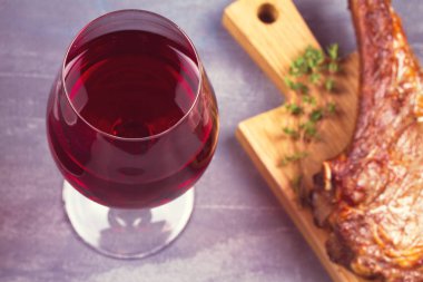 Kadeh kırmızı şarap ve kaburga sığır eti