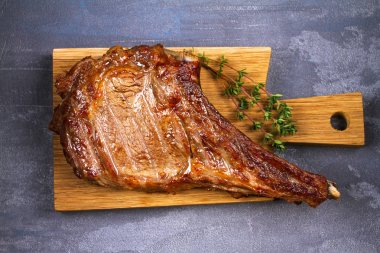 Kaburga sığır eti kıyma kurulu üzerinde kekik ile