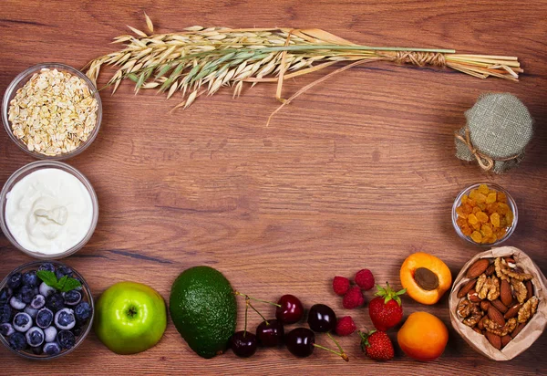 Kommen van yoghurt en Haver vlokken, fruit, honing en zomer bessen. Weergave van bovenaf, top studio shot van groenten achtergrond — Stockfoto