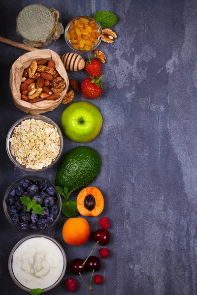 Kommen van yoghurt en Haver vlokken, fruit, honing en zomer bessen. Weergave van bovenaf, top studio shot van groenten achtergrond — Stockfoto