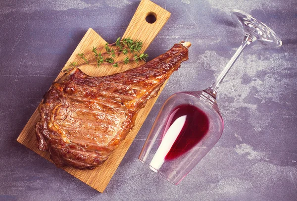 Copa de vino tinto y bistec de ternera —  Fotos de Stock