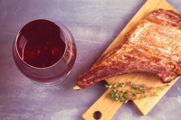 Copa de vino tinto y bistec de ternera —  Fotos de Stock