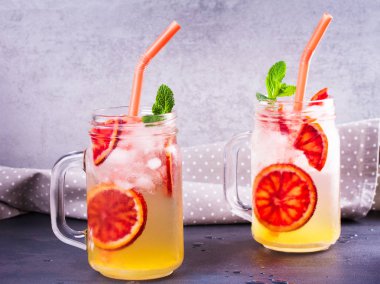 Kokteyl ile portakal, nane ile süslenmiş.