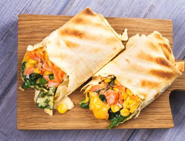 Somon, ıspanak, kaşar peyniri ve Mısır burrito. Balık tamamladı