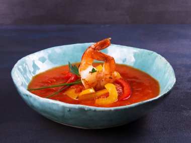 Kırmızı ve sarı dolmalık biber ile karides gaspaço