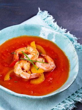 Kırmızı ve sarı dolmalık biber ile karides gaspaço