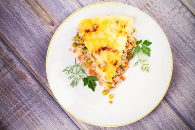 Geleneksel çoban turtası. Et, patates, peynir, havuç, soğan ve yeşil bezelye güveç