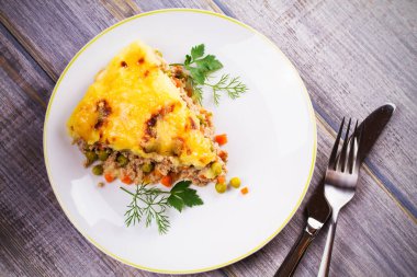 Geleneksel çoban turtası. Et, patates, peynir, havuç, soğan ve yeşil bezelye güveç