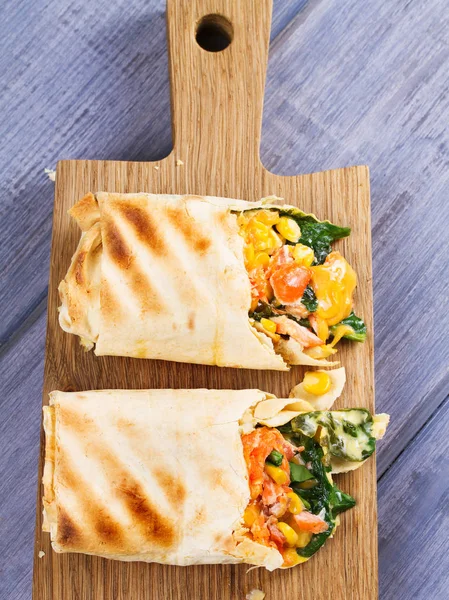 Salmón, espinacas, queso cheddar y burritos de maíz. Envolturas de pescado —  Fotos de Stock