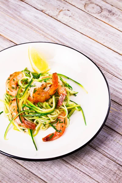 Shrimp with zucchini noodles — Stock Photo, Image