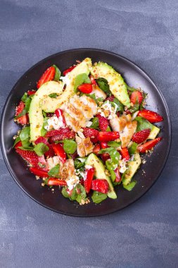 Çilek, avokado, ıspanak salatası tavuk