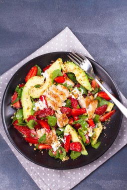 Çilek, avokado, ıspanak salatası tavuk