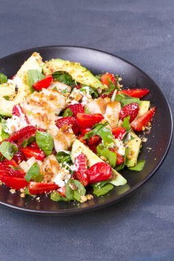 Çilek, avokado, ıspanak salatası tavuk
