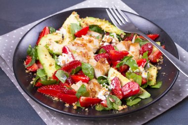 Çilek, avokado, ıspanak salatası tavuk