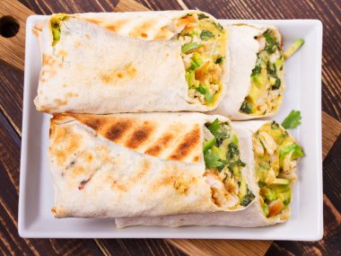 Tavuk, avokado, kişniş ve peynirli börek